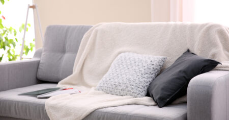 Manta no sofá: dicas de como usar e decorar sua sala de estar