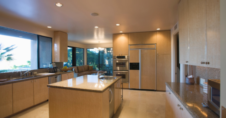 Cozinha Ampla e Decoração Neutra: Espaço Elegante e Funcional
