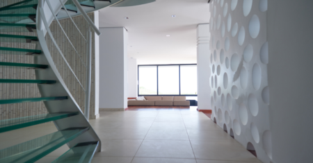 Escada de Vidro: Incorpore Elegância e Segurança em Seu Projeto