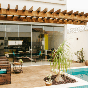 Pergolados: Qual Madeira Usar para Criar um Ambiente Agradável e Sofisticado