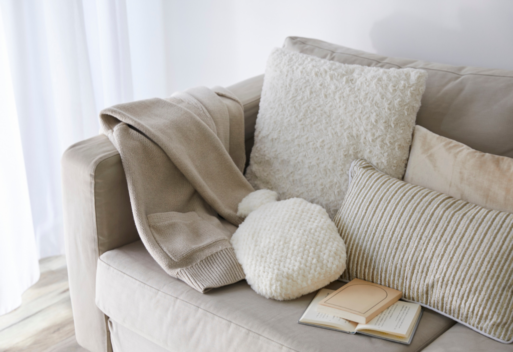 Almofadas no Sofá: Dicas Essenciais para Transformar Sua Sala com Conforto e Estilo