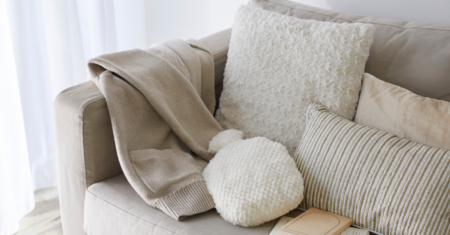 Almofadas no Sofá: Dicas Essenciais para Transformar Sua Sala com Conforto e Estilo